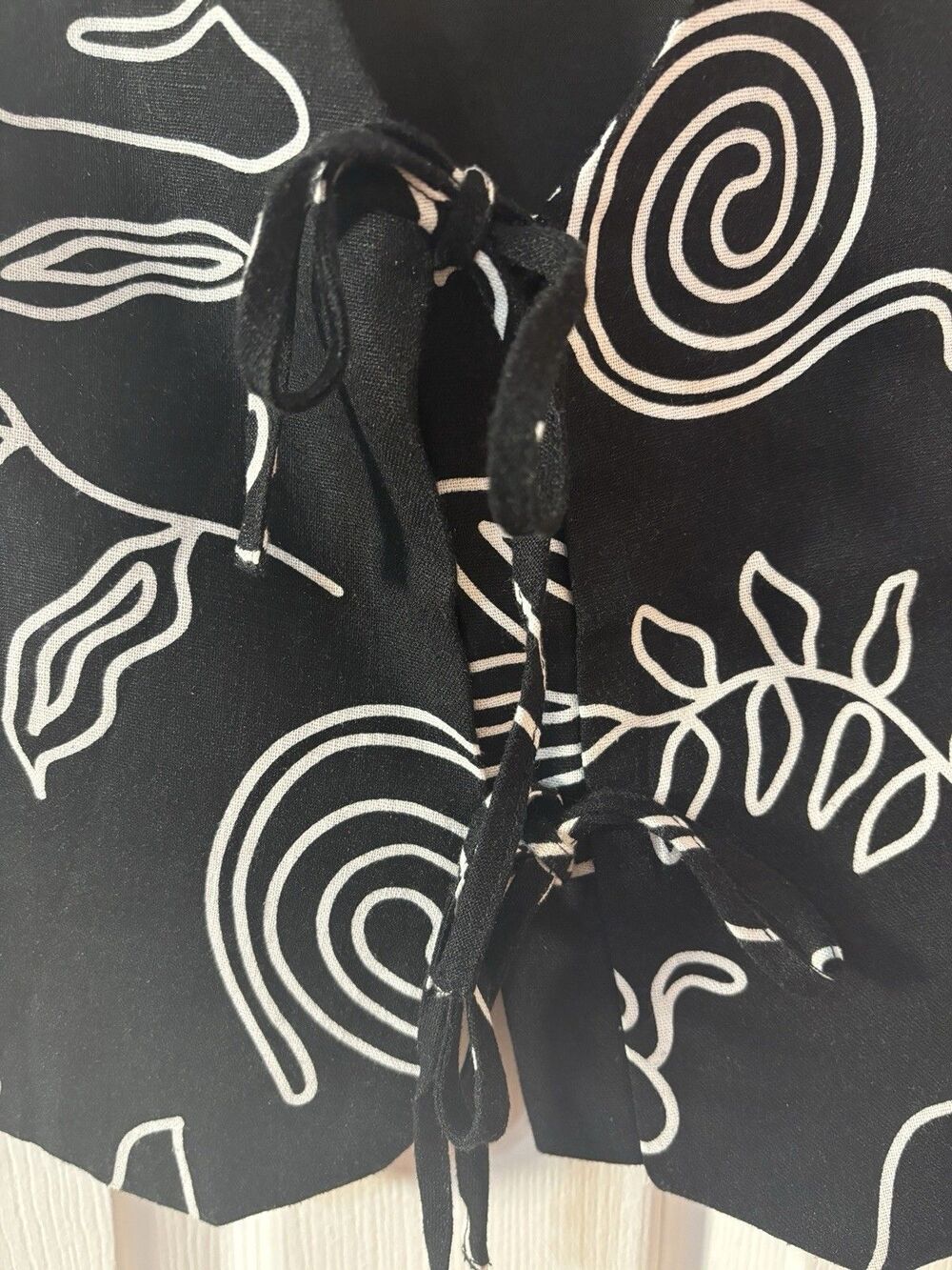Rachel Zoe Black/White Abstract Woven V-Neck Sleeveless Tie Cropped Blouse M - Picture 7 of 12
